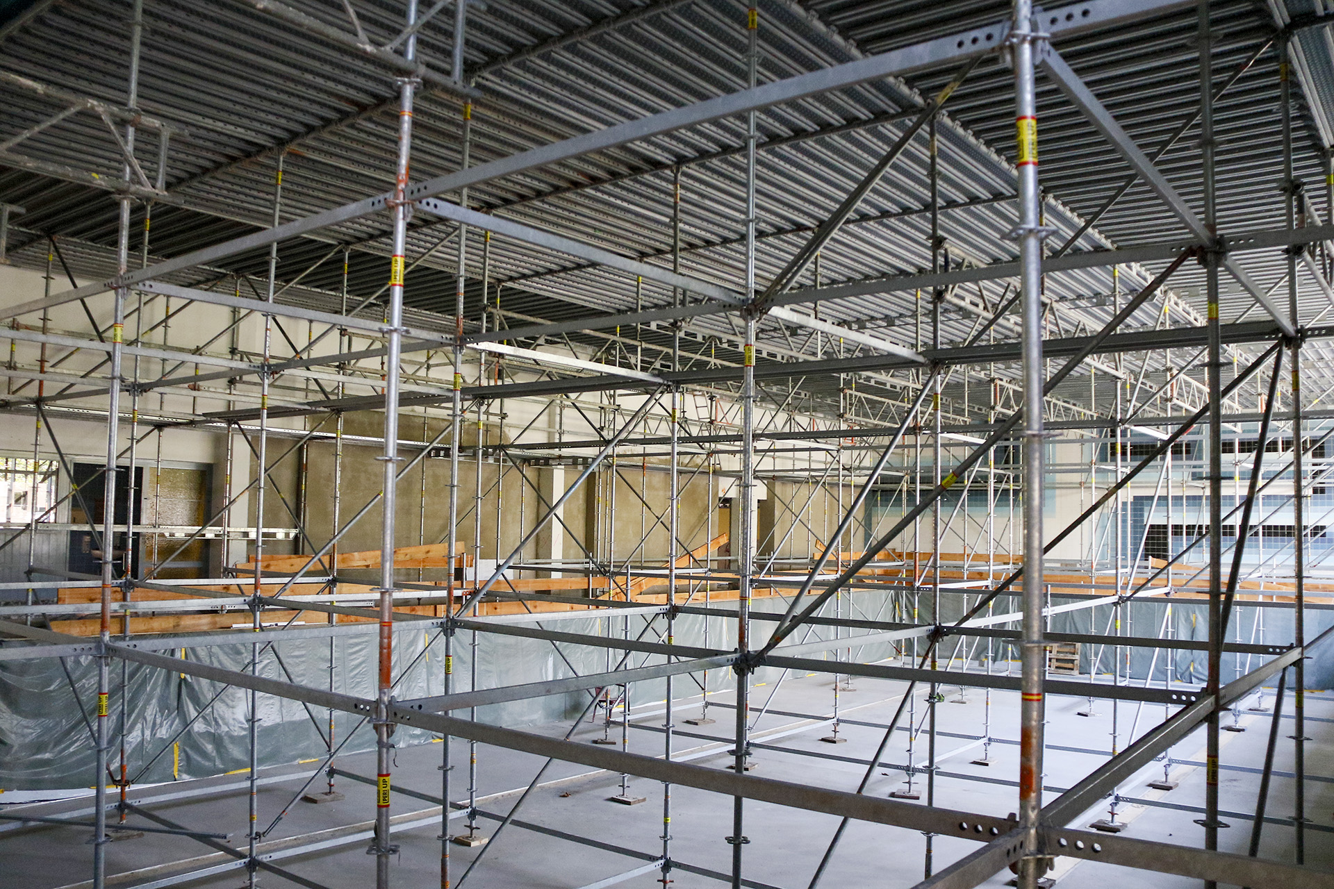 Raumgerüst in einer Berliner Schwimmhalle