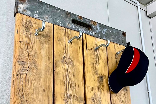 Alte Bohlen mit neuer Funktion – als Garderobe.