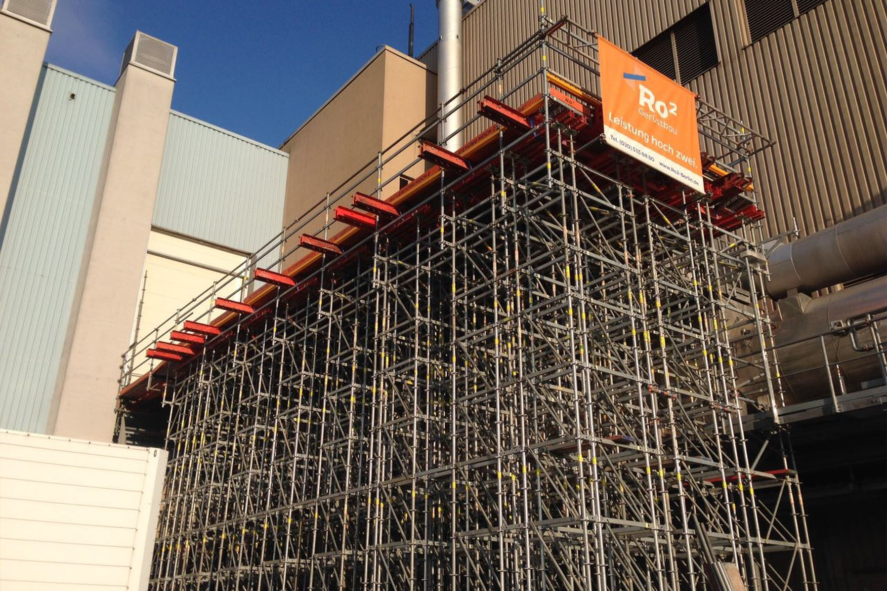 Traggerüstkonstruktion mit Gitterträgern zur Lastverteilung – Gerüstbau Berlin-Neukölln