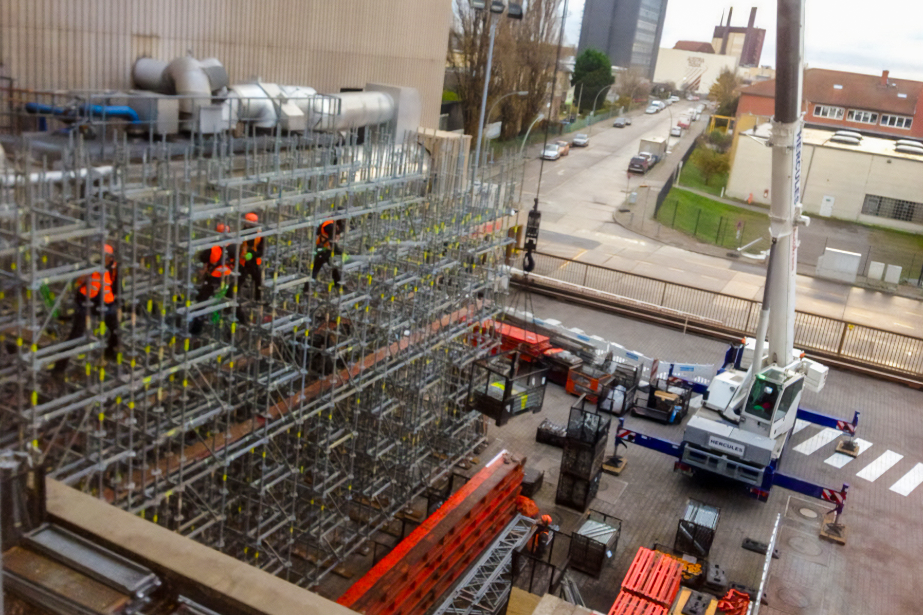 Traggerüst von Ro² am Philip-Morris-Gebäude, Neuköllnische Allee 80 in Berlin-Neukölln – Gesamtansicht der Konstruktion