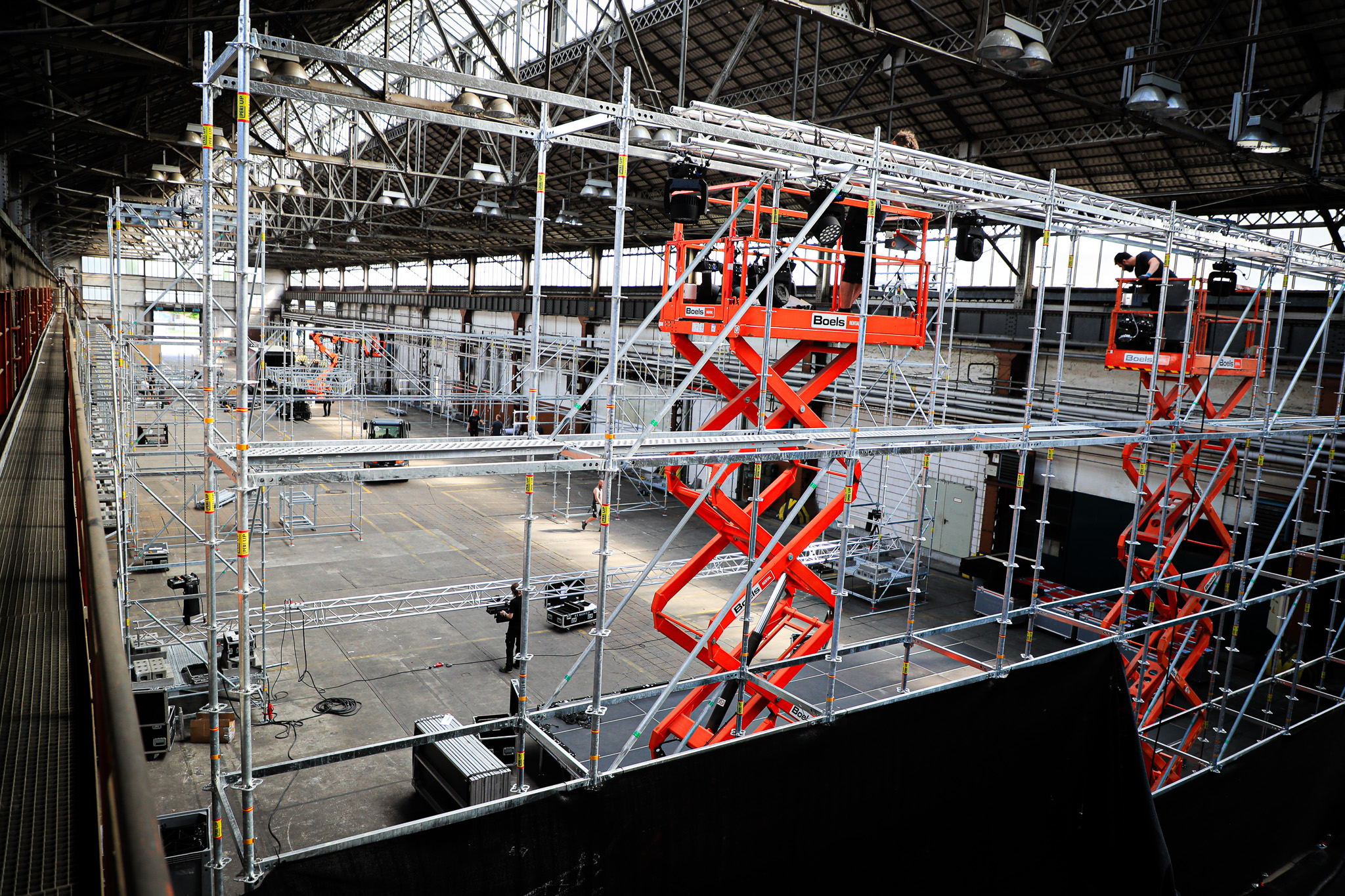 Mit dem Steiger in der Belgienhalle in die Höhe auf das Gerüst