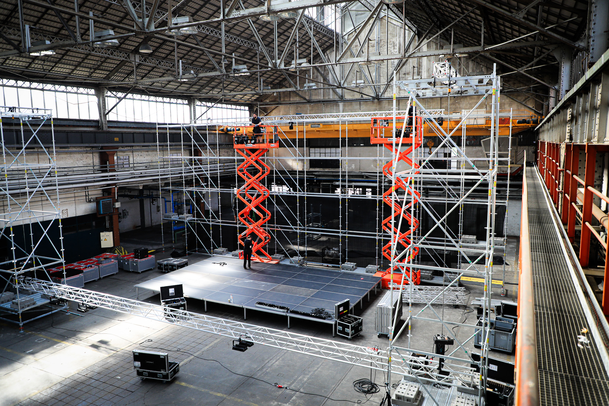 Bühne in der Belgienhalle: Gerüstbau in Spandau