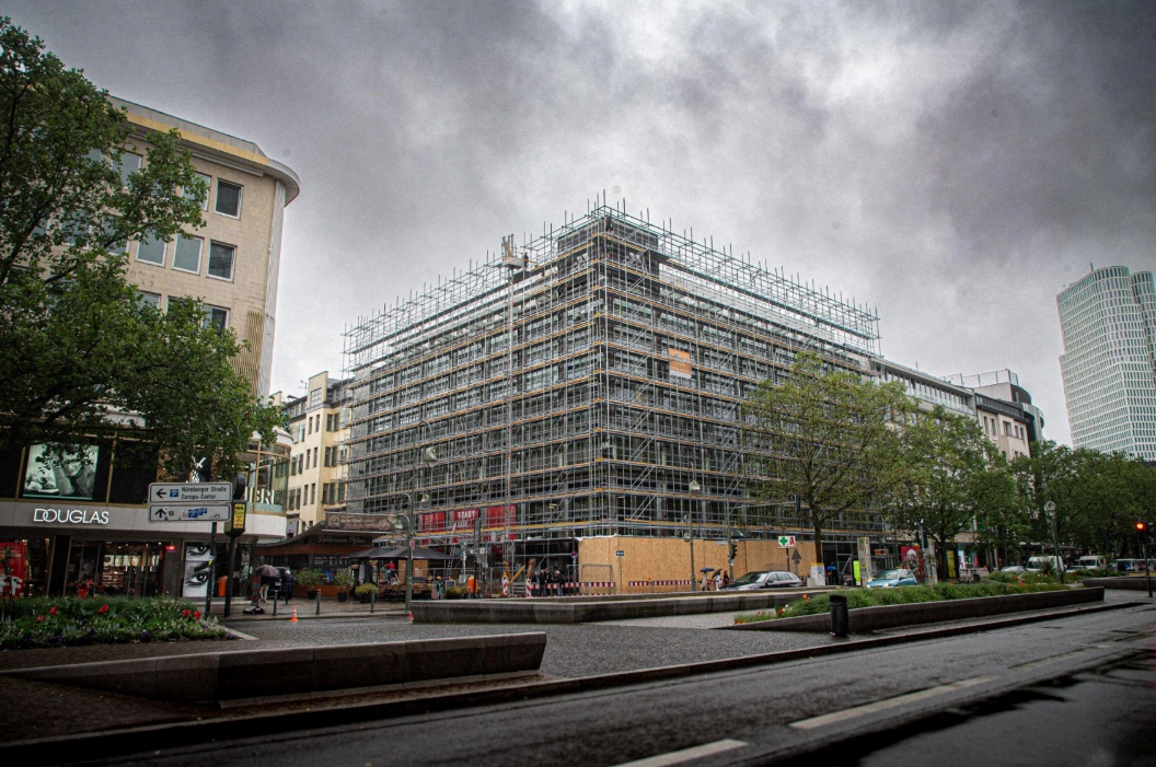 Eingerüstetes Eckgebäude an der Tauentzienstraße in Berlin mit Schutzdach über dem Gehweg vor dem Adidas Flagship Store